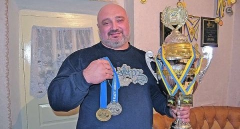 Preot ortodox ucrainean, campion la powerlifting