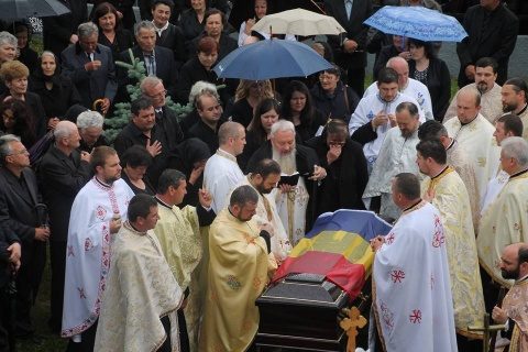 Părintele protopop Dorel Puşcaş, condus de familie și prieteni pe drumul spre veșnicie la Huedin