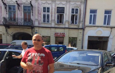 Un consilier local UDMR dintr-o comună de lângă Cluj are un comportament de cocalar. Și-a parcat Mercedes-ul pe banda pentru bicicliști
