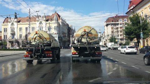 Deși a plouat torențial mașinile de salubritate spală de praf trama stradală la Cluj-Napoca