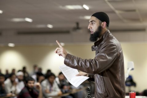 Imam britanic la moschee: “Islamul vă permite să aveţi sclave sexuale”