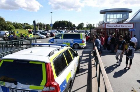 Atac armat într-un mall din Suedia aflat într-un cartier de imigranţi. Mort şi răniţi