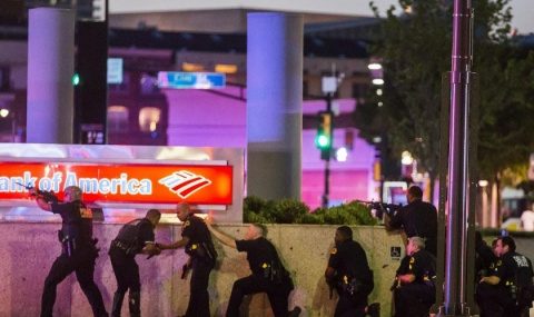 Haos la Dallas. Polițiști americani împușcați de comandouri civile înarmate. SUA sub teroare