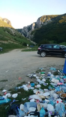 Gunoaiele asaltează Cheile Turzii