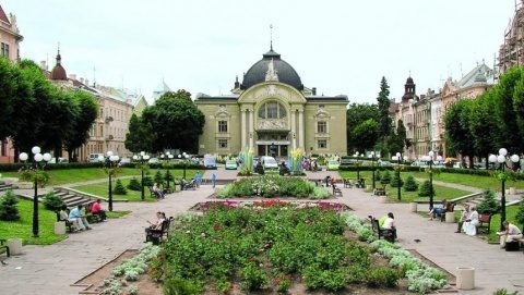 Cernăuţi schimbă stemele. Apar cele ale Iaşului şi Chişinăului şi dispare stema oraşului rusesc Podolsk
