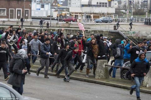 A început construcţia zidului anti-imigranţi la Calais