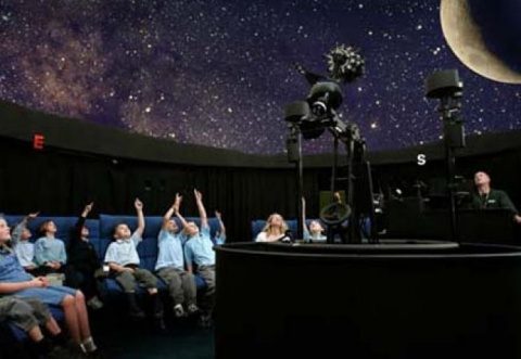 Sute de persoane, mai ales copii, au vrut să vadă primul planetariu mobil și robotul Curiosity la Cluj