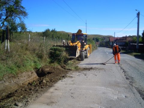 Lucrările de întreţinere pe drumul judeţean DJ 108C Gârbău – Aghireş – Leghia – DN1 continuă în ritm susţinut