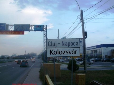 Musai-Muszáj va surprinde clujenii cu panouri bilingve 3D ”Cluj-Kolozsvar”