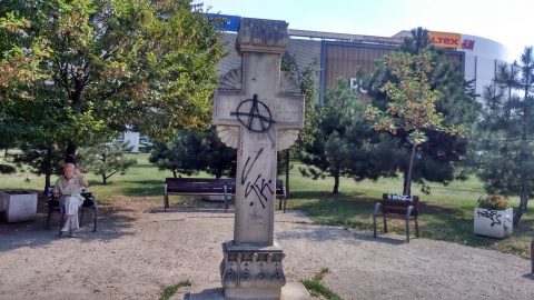 Anarhiștii au profanat crucea Catedralei Mântuirii Neamului