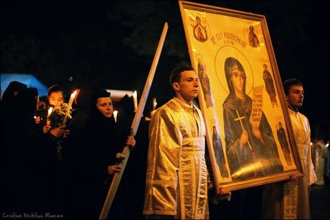 Sfinții Închisorilor apărați de Sfânta Parascheva de ziua ei. Senatul a respins atentatul neomarxiștilor Stoiciu și Ghinea la Legea Martirilor din temnițele comuniste