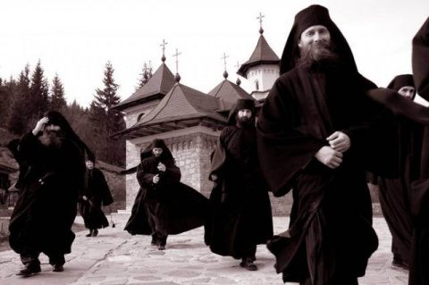 Patru monahi, sosiți din Athos, conferențiază în nume propriu prin România contra ecumenismului. Reacție dură a BOR!