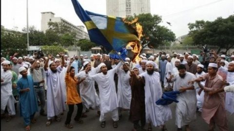 Femeie pe scaun cu rotile violată de șase imigranți. Poliția suedeză i-a eliberat pe violatorii refugiați