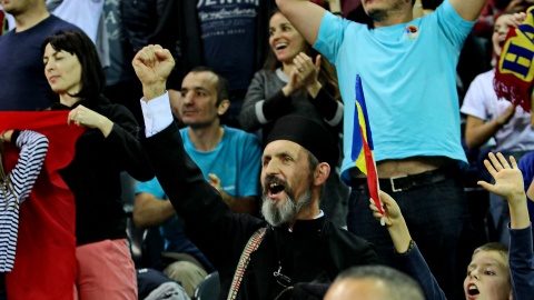Imaginea preotului ortodox de la meciul România – Polonia e virală: Ticu de la Mica