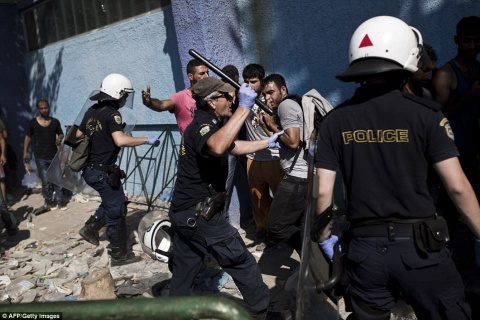 Imigranții au dat foc taberei din Lesbos. Confruntări cu poliția greacă