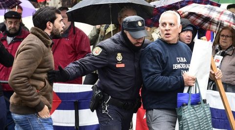Susținători ai lui Fidel Castro și disidenți s-au înfruntat în fața Ambasadei Cubei din Madrid