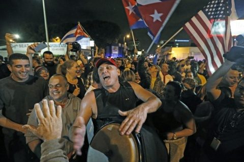 Cubanezii exilați din Miami sărbătoresc pe stradă moartea lui Fidel Castro