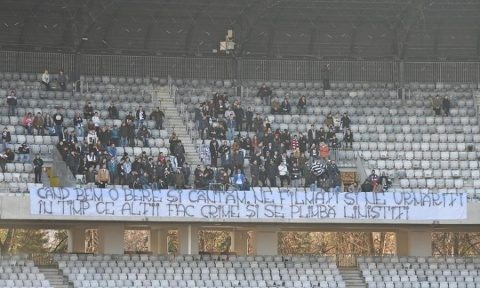 Jandarmii buni şi jandarmii răi. Dedicaţia Galeriei U Cluj din peluză!