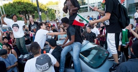Protestele anti-Trump continuă cu steagurile Mexicului, LGTB și partidului comunist