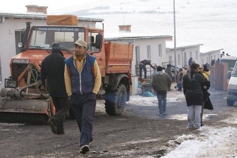 Mutarea rromilor lângă un cartier de blocuri scoate băimărenii în stradă