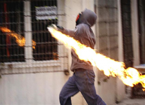 Centru de primire a refugiaţilor din Austria atacat cu cocktailuri Molotov. Candidatul extremei drepte posibil președinte săptămâna viitoare