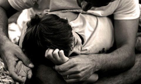 Delincvenții sexuali și pedofilii ar putea primi dreptul de a adopta copii în Marea Britanie