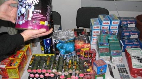 Poliţiştii clujeni au descoperit, cu ocazia a două percheziţii, 202 articole pirotehnice în locuinţa unui bărbat de 49 de ani