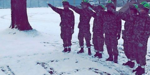 Propagandă nazistă în armata elvețiană. Șase soldați fotografiați salutând hitlerist