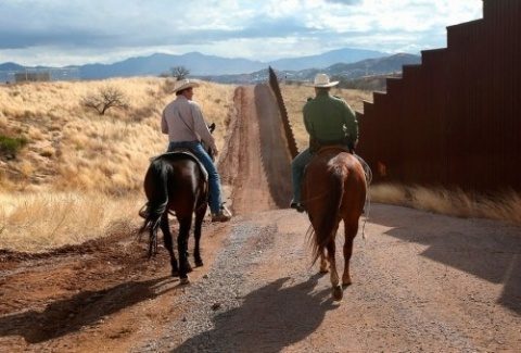 Donald Trump a semnat ordonanţa privind construirea zidului la frontiera dintre SUA şi Mexic
