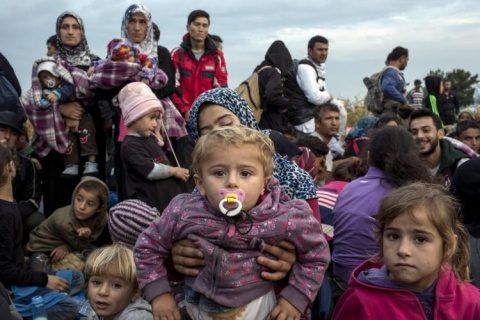 Budapesta fără milă! Ungaria refuză primirea imigranților care îngheață de frig la granița cu Serbia