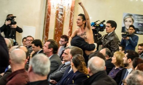 O militantă Femen a întrerupt un miting al Marinei Le Pen