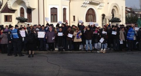 Protest pro-guvern neautorizat la Cotroceni. Un tânăr săltat de jandarmi că a aruncat cu bulgări