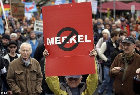 Mii de germani au ieșit în stradă la Berlin împotriva lui Merkel. Nu mai vor ”porți deschise” imigranților (Video)