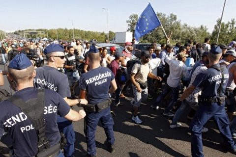 Ungaria acuzată că maltratează imigranții: „Ne tratează ca pe niște animale”. Urmăriri cu câini polițiști