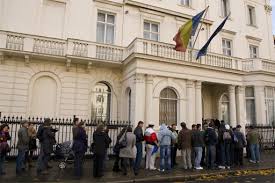 Cum pot scăpa de cozile de la consulate românii din Diaspora când solicită pașaportul