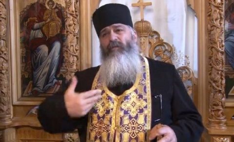 Părintele Calistrat Chifan a reacționat, afirmând că a fost agresat primul de către femeia respectivă și sora sa: mai întâi verbal, iar apoi i-au pus piedică