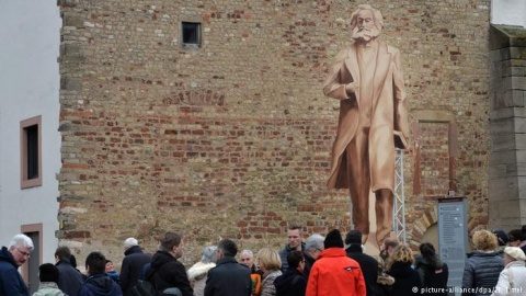 Juncker inaugurează statuia lui Karl Marx împreună cu chinezii. Urmează cea a lui Lenin?