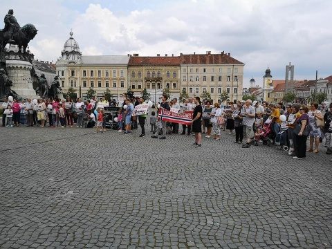 100 de persoane au participat sâmbătă, la Cluj-Napoca, la un protest pentru susţinerea Cameliei Smicală