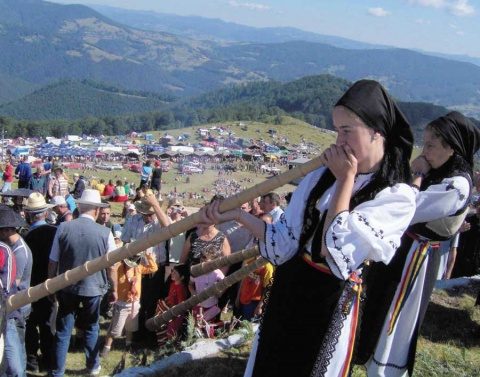 Mii de oameni sunt aşteptaţi la ”Târgul de Fete” de pe Muntele Găina