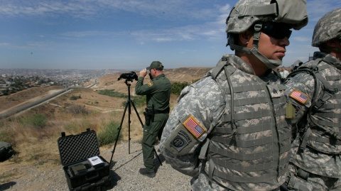 Militarii americani au folosit gaze lacrimogene împotriva imigranţilor la graniţa cu Mexic