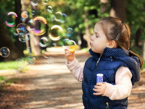 Cum să îi oferi siguranță copilului tău? Ghidul complet al mămicilor inteligente