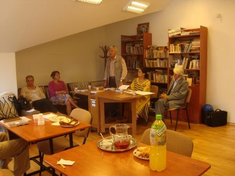 Se deschide stagiunea ședințelor Cenaclului literar „Al. Florin Țene”. Cu medalionul literar „Mai vine toamna pe la noi”
