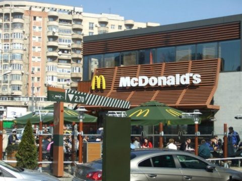 McDonald’s România aduce muncitori din Sri Lanka. Românii preferă salarii mici în Diaspora