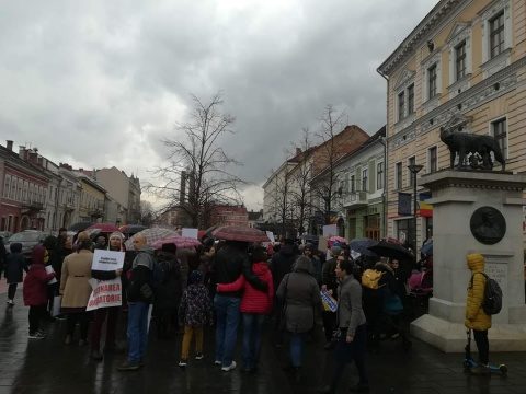 200 de clujeni au ieșit în stradă pentru a manifesta împotriva legii obligativității vaccinării