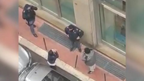 Tot mai mulți italieni ies pe străzi disperați în căutare de mâncare. Se plâng că le este foame