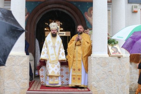 Episcopul-vicar Benedict Bistrițeanul, la Catedrala Moților din Huedin, distins cu medalia omagială „Protopop Martir Aurel Munteanu” (Video)