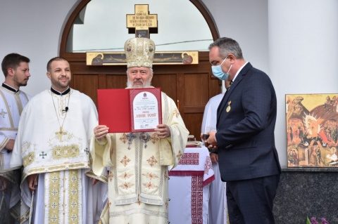 Medic din prima linie, distins cu Ordinul „Mihai Vodă” de IPS Andrei, Mitropolitul Clujului