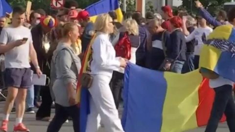 Românii au ieșit a doua zi în stradă pentru drepturi civile. S-a scandat ”Libertate” și ”Democrație”