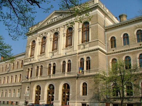 UBB solicită CNATDCU analizarea cu celeritate a suspiciunilor de plagiat legate de teza de doctorat a premierului Ciucă