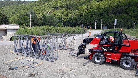 Au început lucrările de instalare a unui pod metalic provizoriu pe Drumul Apusenilor, în localitatea Valea Drăganului